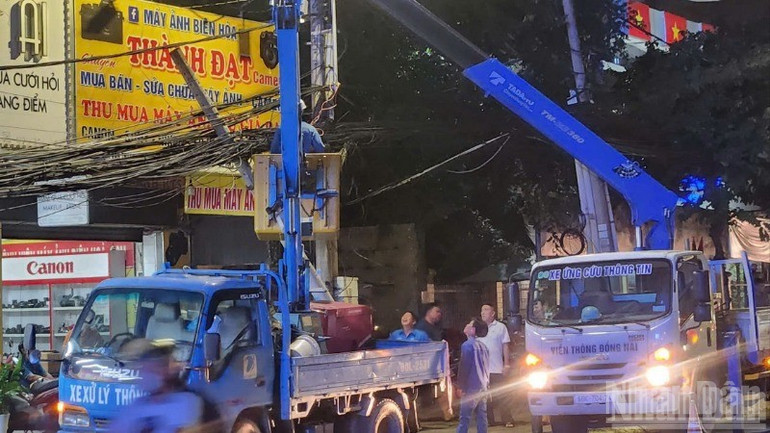 Xe chuyên dụng cùng nhân viên Viễn thông Đồng Nai xử lý các cột gãy đổ do sự cố gây ra. ndo-br-5-resize-9588.jpg