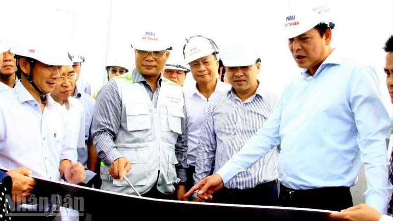 Thứ trưởng Xây dựng Bùi Xuân Dũng cùng Phó Chủ tịch Ủy ban nhân dân tỉnh Đồng Nai Hồ Văn Hà kiểm tra tiến độ công trường thi công dự án đường Vành đai 3-Thành phố Hồ Chí Minh. ndo_bl_1-resize-7093-2810.jpg