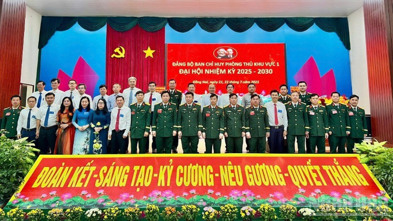 Lãnh đạo Bộ Chỉ huy Quân sự tỉnh cùng Bí thư các phường, xã và đại biểu chụp ảnh lưu niệm. ndo_br_6-resize-73.jpg