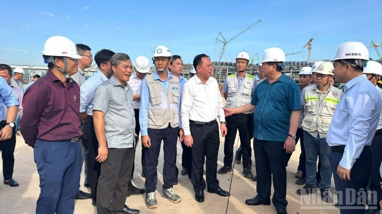 Bộ trưởng Xây dựng Trần Hồng Minh và Chủ tịch Ủy ban nhân dân tỉnh Đồng Nai Võ Tấn Đức kiểm tra tiến độ dự án sân bay Long Thành ngày 11/7. ndo_br_7-resize-2084.jpg