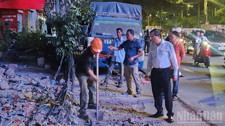 Lãnh đạo Ủy ban nhân dân phường Trấn Biên có mặt tại hiện trường chỉ đạo xử lý hậu quả sự cố. ndo_br_1-resize-7883-6704.jpg