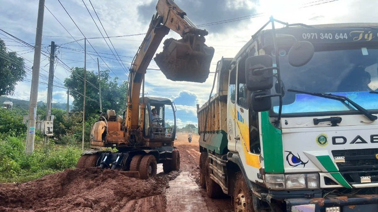 Lực lượng chức năng huy động máy móc để dọn dẹp số bùn. z6969572679950-a873248be9eca25c18fa704e640de2b0-5488.jpg