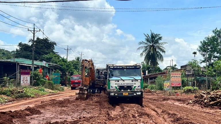 Bùn tràn xuống mặt đường Quốc lộ 14C. z6969572716169-b10bf2e659a9c42d2dfb6014204a796b-7944.jpg