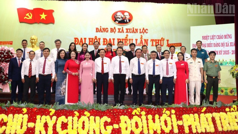 Đồng chí Phan Đình Trạc, Ủy viên Bộ Chính trị, Bí thư Trung ương Đảng, Trưởng ban Nội chính Trung ương cùng các đồng chí lãnh đạo tỉnh Đồng Nai và đại biểu tại Đảng bộ xã Xuân Lộc ndo_tr_img-7185-resize-1150-4167.jpg