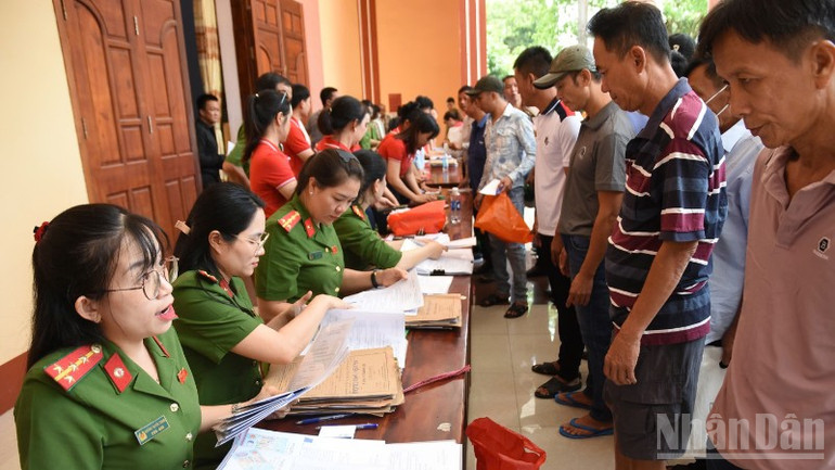 Phạm nhân ký nhận quyết định, giấy tờ trước khi được đặc xá tại Trại giam Xuân Lộc. ndo_br_z6966297401650-6eb9964de0483e8953a456b8741a7278-9941.jpg
