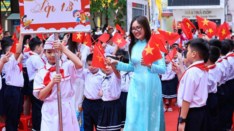 Cô và trò Trường Tiểu học Nguyễn An Ninh (phường Tam Hiệp), trong lễ khai giảng năm học mới. 1-646.jpg