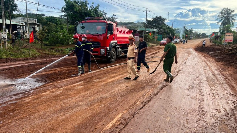 Sau khi dọn bùn, lực lượng chức năng tiến hành rửa mặt đường. z6969572726461-351f8782c6c59a07563531ac6f835c12-8872.jpg