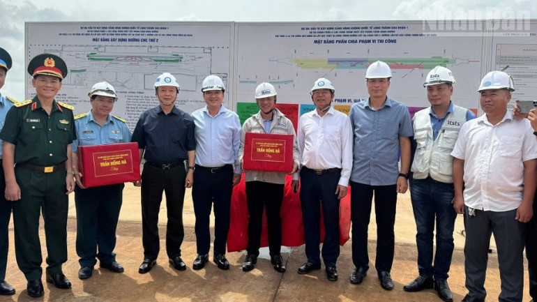 Phó Thủ tướng Trần Hồng Hà tặng quà động viên cán bộ, công nhân thi công trên công trường. ndo_tr_z6986077986434-9c19e47ba81a1ed5b6eeafde81b96ddf-resize-2921.jpg