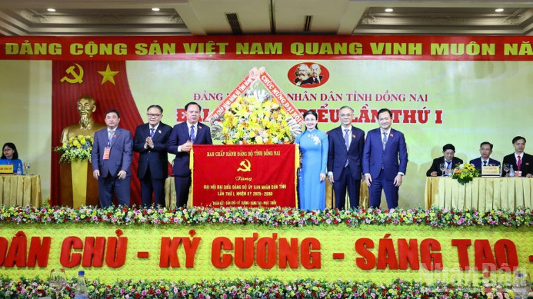 Đồng chí Tôn Ngọc Hạnh, Ủy viên Dự khuyết Trung ương Đảng, Phó Bí thư Thường trực Tỉnh ủy tặng bức trướng chúc mừng Đại hội Đảng bộ Ủy ban nhân dân tỉnh. ndo_br_z6903193021607-9bb973c1779df9e880eef43d9826d29e-resize-5256.jpg