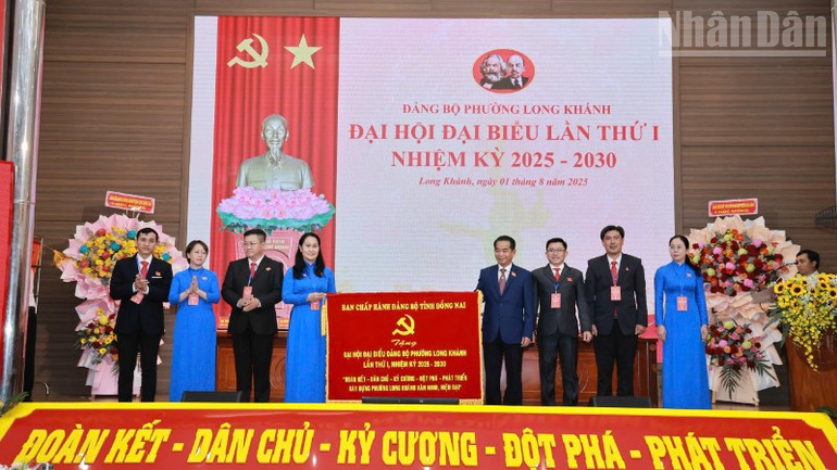 Đồng chí Thái Bảo, Phó Bí thư Tỉnh ủy tặng bức trướng chúc mừng Đại hội Đảng bộ phường Long Khánh. ndo_tr_z6863562583827-f2322e2b51f8d55bacbe5586b12002ff-7542.jpg