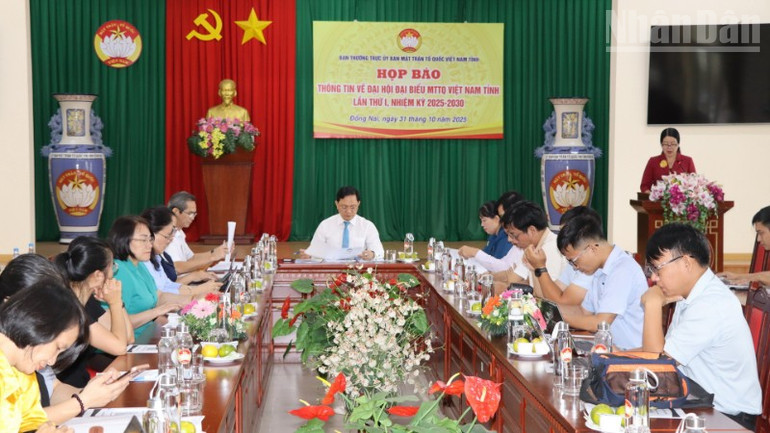 Đại diện Thường trực Ủy ban Mặt trận Tổ quốc Việt Nam tỉnh Đồng Nai thông tin một số nội dung của Đại hội. ndo_tr_1-resize-2357.jpg