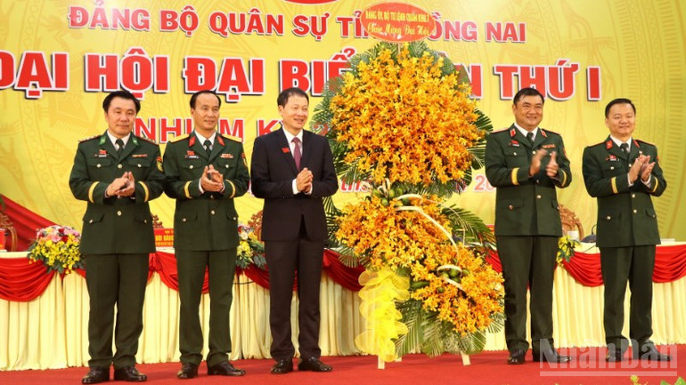 Thiếu tướng Lê Xuân Thế tặng lẵng hoa chúc mừng đại hội. ndo_br_1-resize-2151.jpg