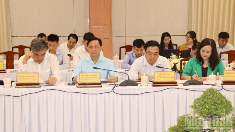 Các đồng chí Ủy viên Ban Thường vụ Tỉnh ủy Đồng Nai (hàng đầu) tham dự hội thảo. ndo_br_4-resize-5589.jpg