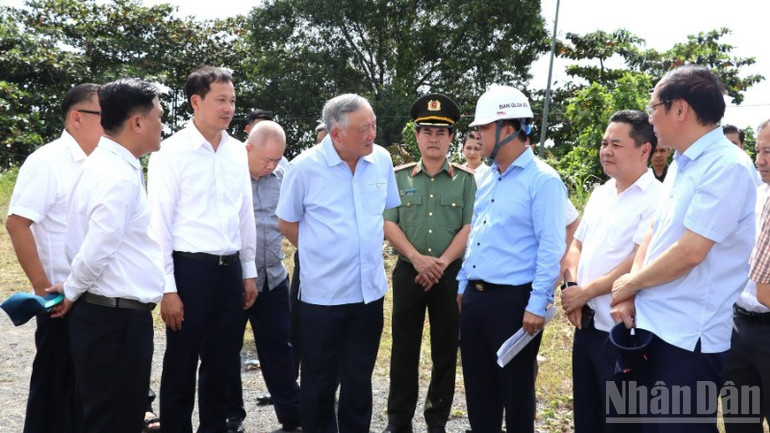 Phó Thủ tướng Thường trực Chính phủ Nguyễn Hòa Bình kiểm tra tại Dự án cải tạo cảnh quan và phát triển đô thị ven sông Đồng Nai. ndo_br_44-resize-8440.jpg