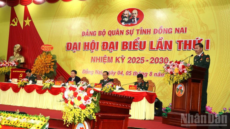Đại tá Bùi Đăng Ninh, Phó Bí thư Thường trực Đảng ủy, Chính ủy Bộ Chỉ huy Quân sự tỉnh trình bày báo cáo chính trị. ndo_br_6-resize-6682.jpg