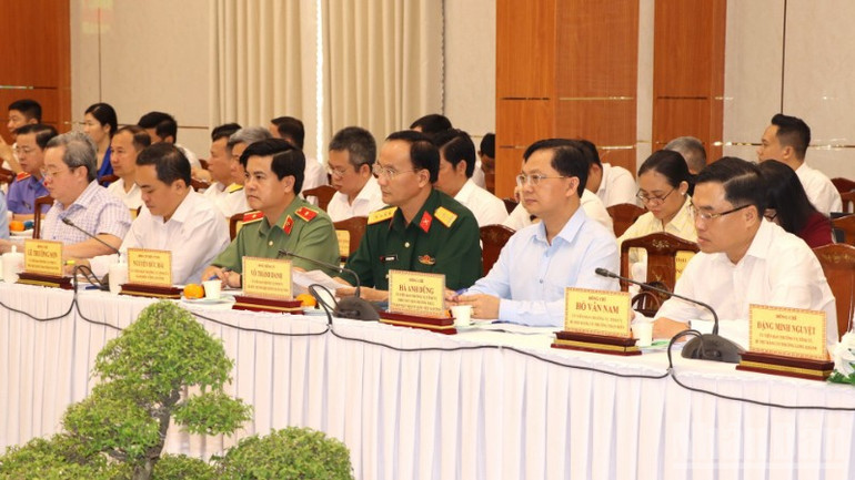 Các đồng chí trong Ban Thường vụ Tỉnh ủy (hàng đầu) tham dự buổi làm việc. ndo_br_3-resize-8838.jpg