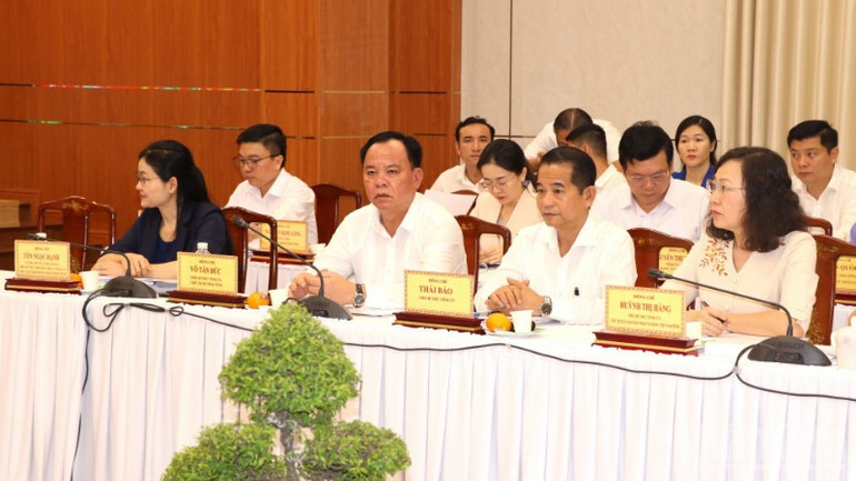 Các đồng chí trong Thường trực Tỉnh ủy Đồng Nai (hàng đầu) tham dự buổi làm việc. ndo_br_5-resize-6107.jpg