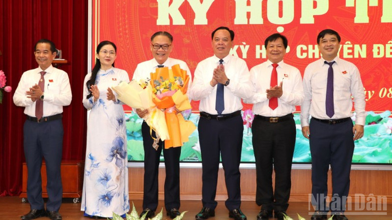 Các đồng chí lãnh đạo tỉnh Đồng Nai chúc mừng ông Nguyễn Kim Long. ndo_br_1-resize-9676.jpg
