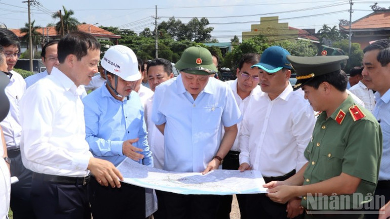 Lãnh đạo tỉnh Đồng Nai báo cáo với Phó Thủ tướng Thường trực Chính phủ Nguyễn Hòa Bình về tiến độ di dời Khu công nghiệp Biên Hòa 1. ndo_br_11-resize-3646.jpg