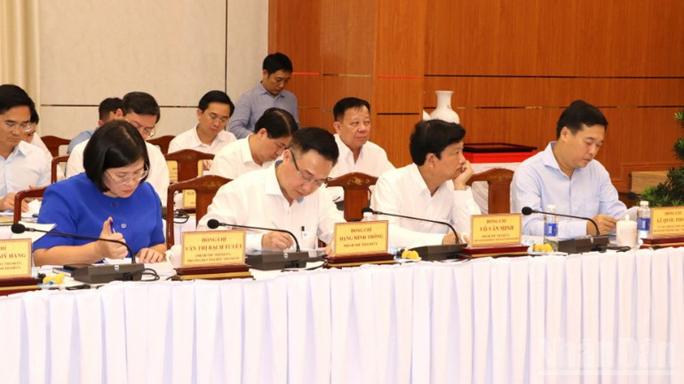Các đồng chí Phó Bí thư Thành ủy Thành phố Hồ Chí Minh (ngồi hàng đầu). ndo_br_6-resize-8319.jpg