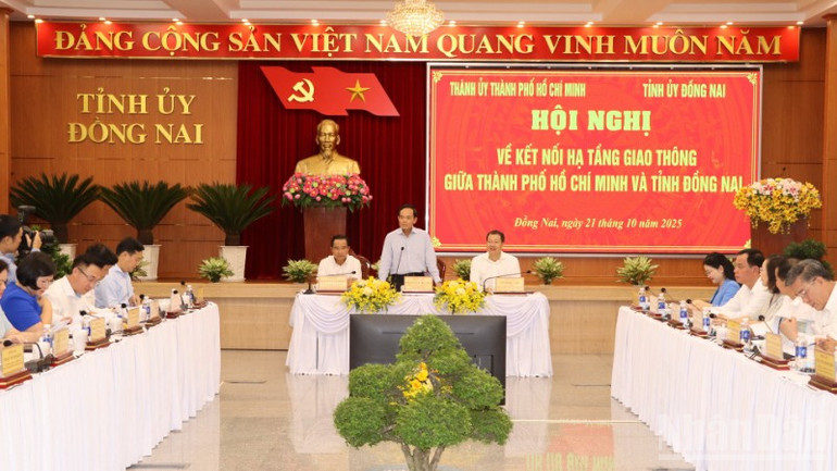Thành ủy Thành phố Hồ Chí Minh và Tỉnh ủy Đồng Nai vừa phối hợp tổ chức hội nghị bàn về kết nối hạ tầng giao thông giữa hai địa phương. ndo_br_img-1134-resize-6684.jpg