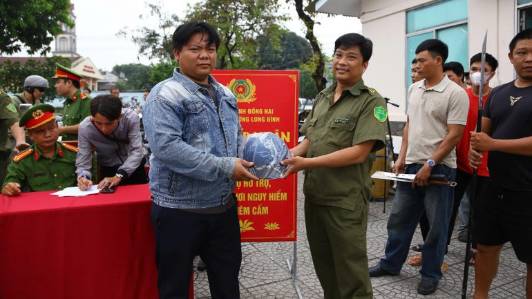 Công an tỉnh Đồng Nai phối hợp các ngành, địa phương tăng cường tuyên truyền, vận động thu hồi vũ khí, vật liệu nổ. z7159632585444-cb43cb33f0d956d1da689c3624bc0c14-8583.jpg