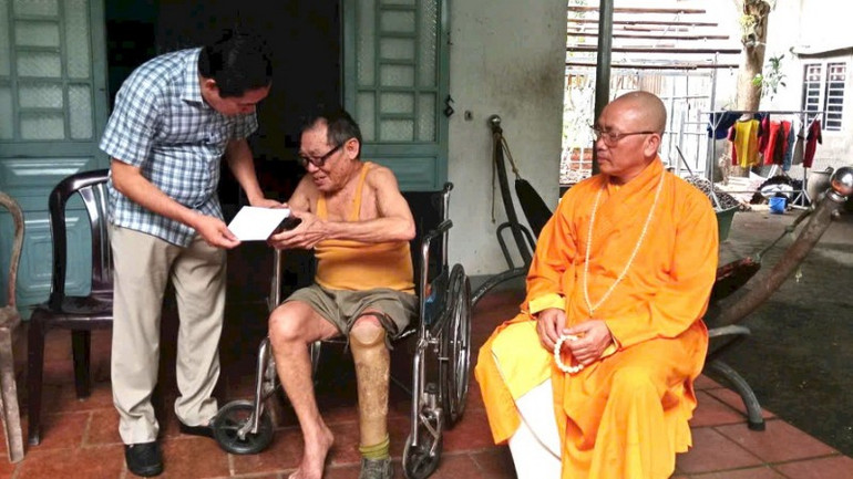 Lãnh đạo xã Tân Phú tặng quà cho người có hoàn cảnh khó khăn trên địa bàn. z7142660616253-b91d74592d1417608c80742b2641aac7-resize-1752.jpg
