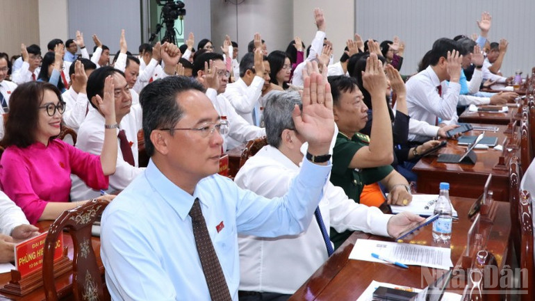 Các đại biểu Hội đồng nhân dân tỉnh Đồng Nai biểu quyết tại kỳ họp. ndo_br_2-resize-7469.jpg