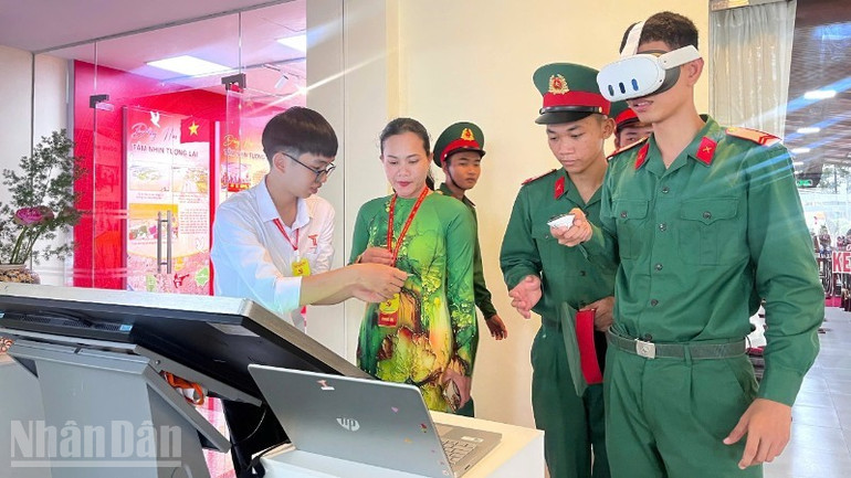 Kính VR và hệ thống màn hình tương tác giúp trải nghiệm du lịch thực tế ảo mô phỏng chân thực cảm giác như đang có mặt tại địa điểm. ndo_bl_z7062196288105-5959f15fcb520a84f0f69741067aaa0e-9718-6489.jpg