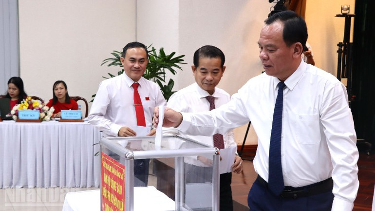 Lãnh đạo tỉnh Đồng Nai tham gia ủng hộ đồng bào bị thiệt hại do cơn bão số 10 gây ra. ndo_bl_4-4263.jpg