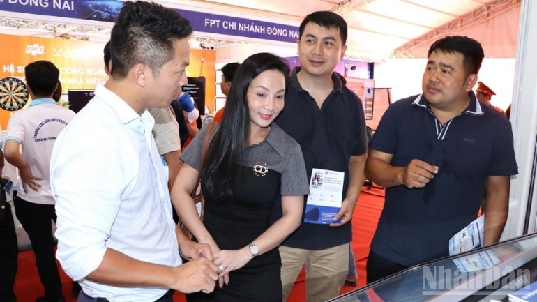 استقطب مهرجان Techfest Dong Nai حوالي 200 كشك لعرض منتجات العلوم والتكنولوجيا. ndo_br_4-resize-3869.jpg