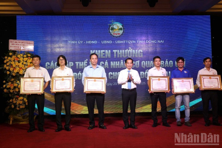 Đồng chí Thái Bảo, Phó Bí thư Tỉnh ủy, Chủ tịch Hội đồng nhân dân tỉnh tặng Bằng khen cho 6 tập thể. ndo_br_7-resize-9405.jpg