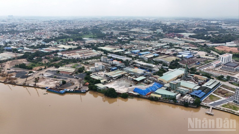 Khu công nghiệp Biên Hòa với nhiều nhà máy hóa chất 1 nằm sát sông Đồng Nai nguy cơ gây ô nhiễm môi trường rất cao. ndo_br_9-resize-3544.jpg