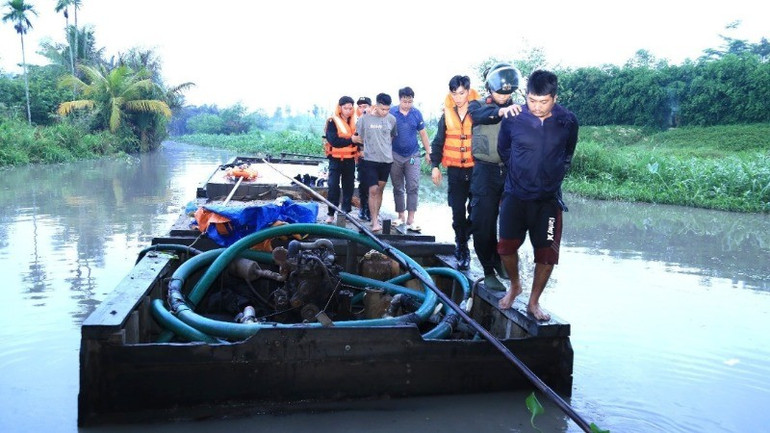 Lực lượng công an bắt giữ nhóm đối tượng. 13-4731.jpg