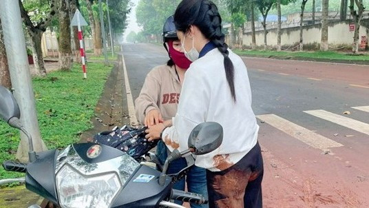 Em Nguyễn Trịnh Gia Hiên bị ngã xe trên đường đến điểm thi đã được lực lượng Cảnh sát giao thông Công an tỉnh Đồng Nai hỗ trợ kịp thời đưa đến điểm thi đúng giờ. 2.jpg