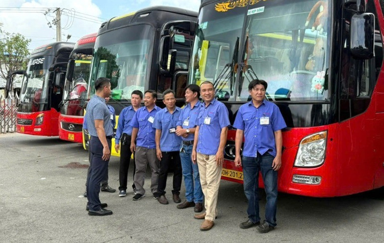 Lãnh đạo Sở Xây dựng tỉnh Đồng Nai kiểm tra xe, quán triệt với các lái xe về công tác đưa, đón cán bộ từ Bình Phước sang Đồng Nai làm việc. 33333-9919.jpg