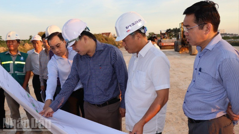 Phó Chủ tịch Ủy ban nhân dân tỉnh Đồng Nai Hồ Văn Hà kiểm tra tiến độ dự án cao tốc Biên Hòa-Vũng Tàu. ndo_bl_img-1248-resize-7643.jpg