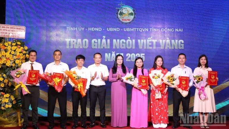 Phó Vụ trưởng, Phó trưởng Cơ quan đại diện Báo Nhân Dân tại khu vực miền nam An Văn Quang và Giám đốc Sở Văn hóa, Thể thao và Du lịch Đồng Nai Lê Thị Ngọc Loan trao Giải Ngòi viết vàng cho các tác giả . ndo_br_4-resize-1088.jpg