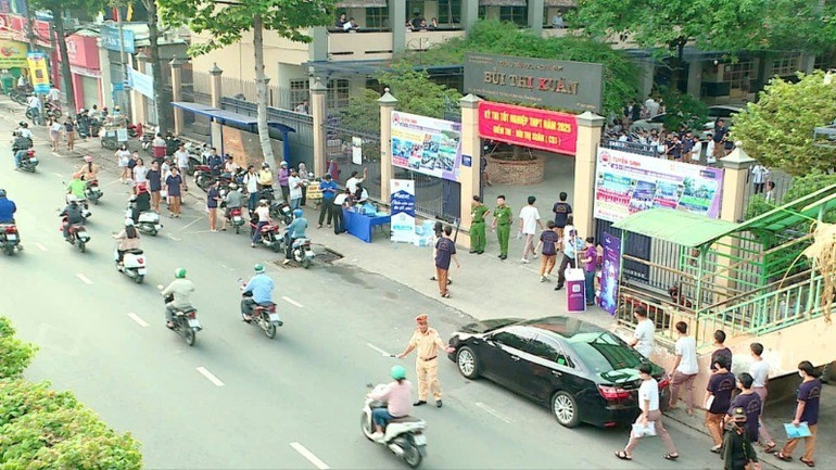 Công tác bảo đảm an ninh trật tự, an toàn giao thông được Công an tỉnh Đồng Nai thực hiện tại các điểm thi. 4-6522.jpg