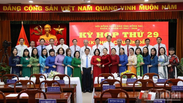 Các đại biểu Hội đồng nhân dân tỉnh Đồng Nai chụp ảnh lưu niệm tại kỳ họp cuối cùng của mô hình chính quyền địa phương 3 cấp. ndo_br_4-resize-3829-5000.jpg