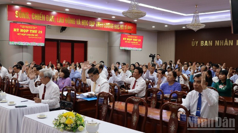 Các đại biểu Hội đồng nhân dân tỉnh Đồng Nai biểu quyết thông qua nghị quyết. ndo_br_3-resize-817-936.jpg