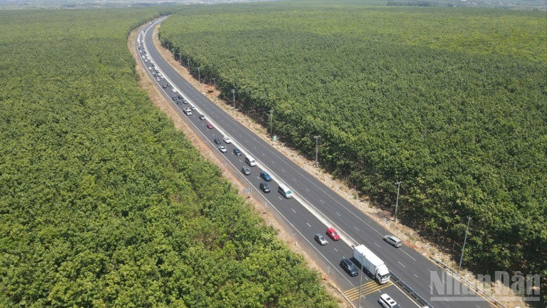 Tuyến cao tốc Phan Thiết-Dầu Giây, đoạn qua địa bàn tỉnh Đồng Nai hoàn thành, đưa vào sử dụng, góp phần kết nối giao thông liên vùng. ndo_br_z6740270805624-dc128b3c27c478811b56053650256572-resize-9772.jpg
