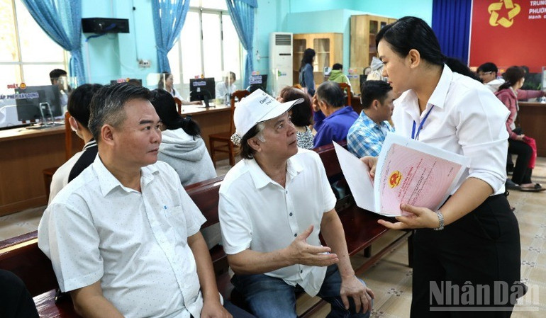 Cán bộ Trung tâm phục vụ hành chính công phường Trấn Biên tận tình hướng dẫn người dân làm thủ tục. ndo_br_4-resize-8800.jpg