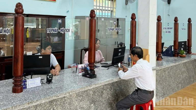 Người dân đến Trung tâm phục vụ hành chính công xã biên giới Hưng Phước, tỉnh Đồng Nai trong sáng 1/7. ndo_br_5-resize-4951.jpg