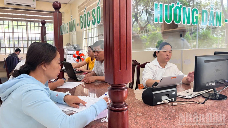 Người dân đến làm thủ tục hành chính tại phường Bình Phước, tỉnh Đồng Nai. ndo_br_6.jpg