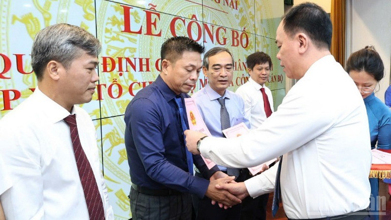Chủ tịch Ủy ban nhân dân tỉnh Đồng Nai Võ Tấn Đức trao quyết định bổ nhiệm cán bộ đơn vị sự nghiệp trực thuộc. ndo_br_2-resize-8018.jpg