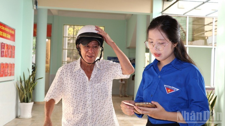 Tình nguyện viên Đỗ Ngọc Hà hướng dẫn người dân làm thủ tục tại Trung tâm phục vụ hành chính công phường Trấn Biên. ndo_br_3-resize-2851.jpg