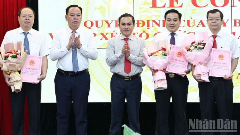 Chủ tịch Ủy ban nhân dân tỉnh Đồng Nai Võ Tấn Đức và Phó Chủ tịch Ủy ban nhân dân tỉnh Lê Trường Sơn chúc mừng các cán bộ nhận quyết định bổ nhiệm. ndo_br_3-resize-3027.jpg