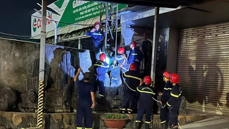 Sau khoảng 15 phút có mặt tại hiện trường, lực lượng chức năng đã giải cứu thành công cho ông T. 11-5884.jpg