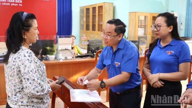 Bí thư Tỉnh đoàn Đồng Nai Nguyễn Minh Kiên trao đổi với người dân đến làm thủ tục tại Trung tâm phục vụ hành chính công phường Trấn Biên. ndo_br_1-resize-9491.jpg